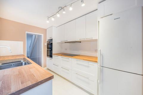 2 bedroom house to rent, Russell Road, London SW19
