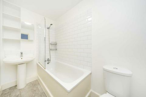 Studio to rent, Worple Road, London SW20