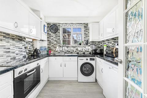 3 bedroom flat for sale, The Green, Southgate, N14