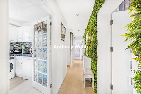 3 bedroom flat for sale, The Green, Southgate, N14