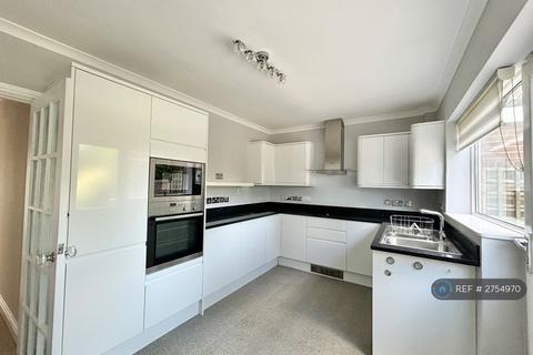 2 bedroom bungalow to rent, Chegworth Gardens, Sittingbourne, ME10
