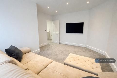 2 bedroom flat to rent, Chipstead Station Parade, Chipstead, Coulsdon, CR5