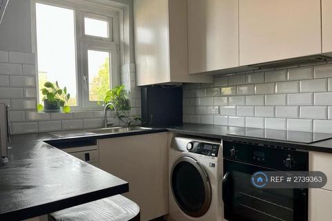 1 bedroom in a flat share to rent, Valentine Court, London, SE23