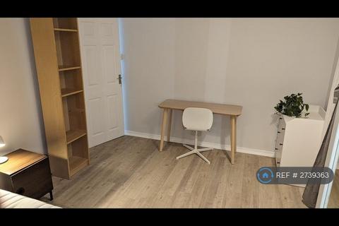 1 bedroom in a flat share to rent, Valentine Court, London, SE23