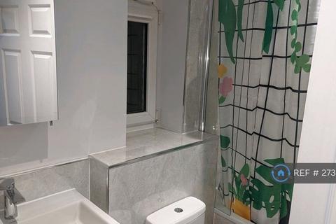 1 bedroom in a flat share to rent, Valentine Court, London, SE23