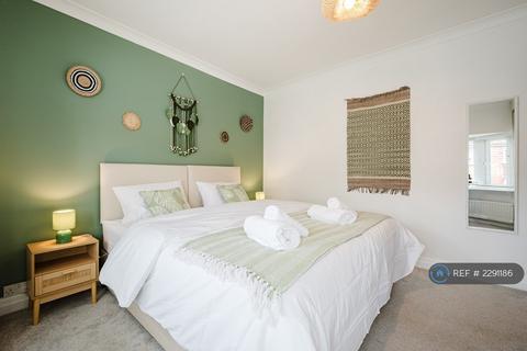 4 bedroom semi-detached house to rent, Manchester, Manchester, M25