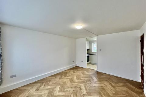 1 bedroom apartment to rent, Harlech Gardens, Heston TW5