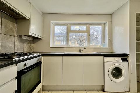 1 bedroom apartment to rent, Harlech Gardens, Heston TW5