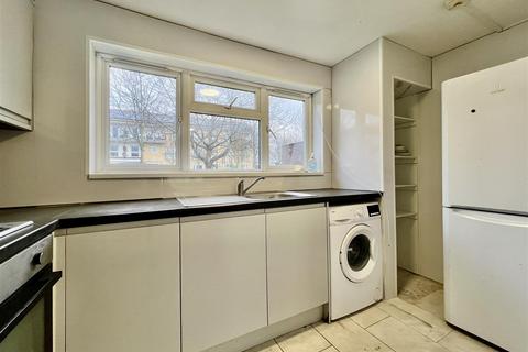 1 bedroom apartment to rent, Harlech Gardens, Heston TW5