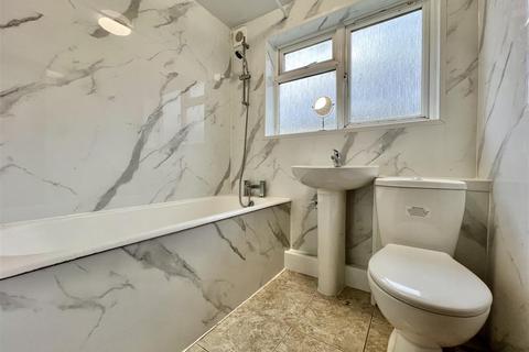 1 bedroom apartment to rent, Harlech Gardens, Heston TW5