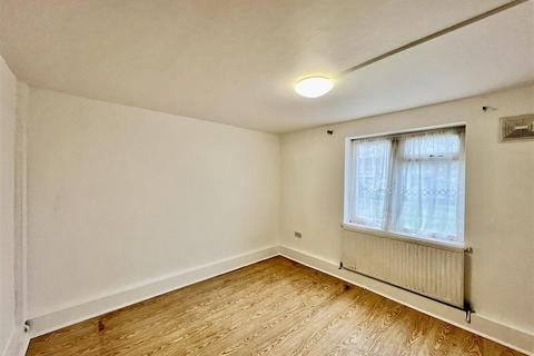 1 bedroom apartment to rent, Harlech Gardens, Heston TW5