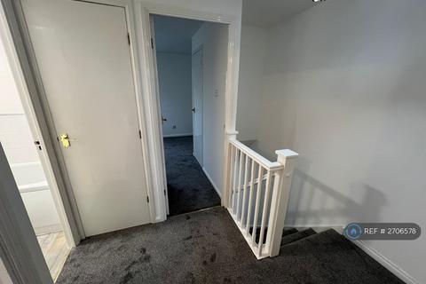 3 bedroom semi-detached house to rent, Skye Close, Heywood, OL10
