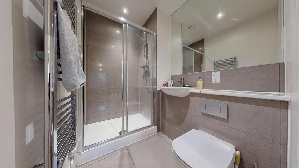 Modern en-suite bathroom with a large walk-in s...