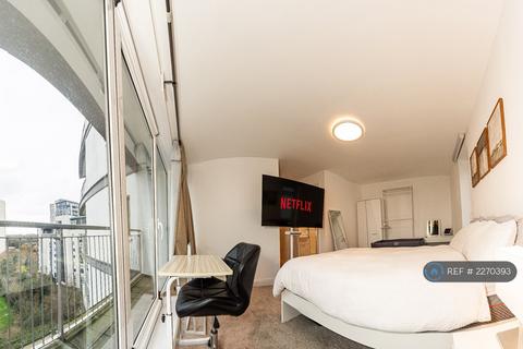 3 bedroom flat to rent, Holland Gardens, Brentford, TW8