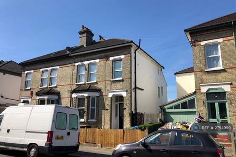 1 bedroom in a house share to rent, Quadrant Road, London, CR7
