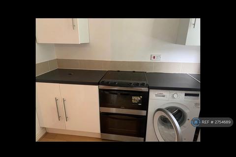 2 bedroom flat to rent, Redford Close, Feltham, TW13