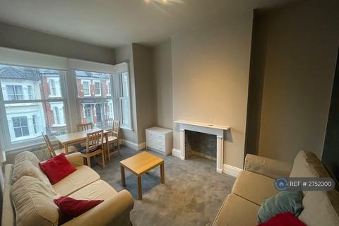 3 bedroom flat to rent, Dorothy Road, London, SW11