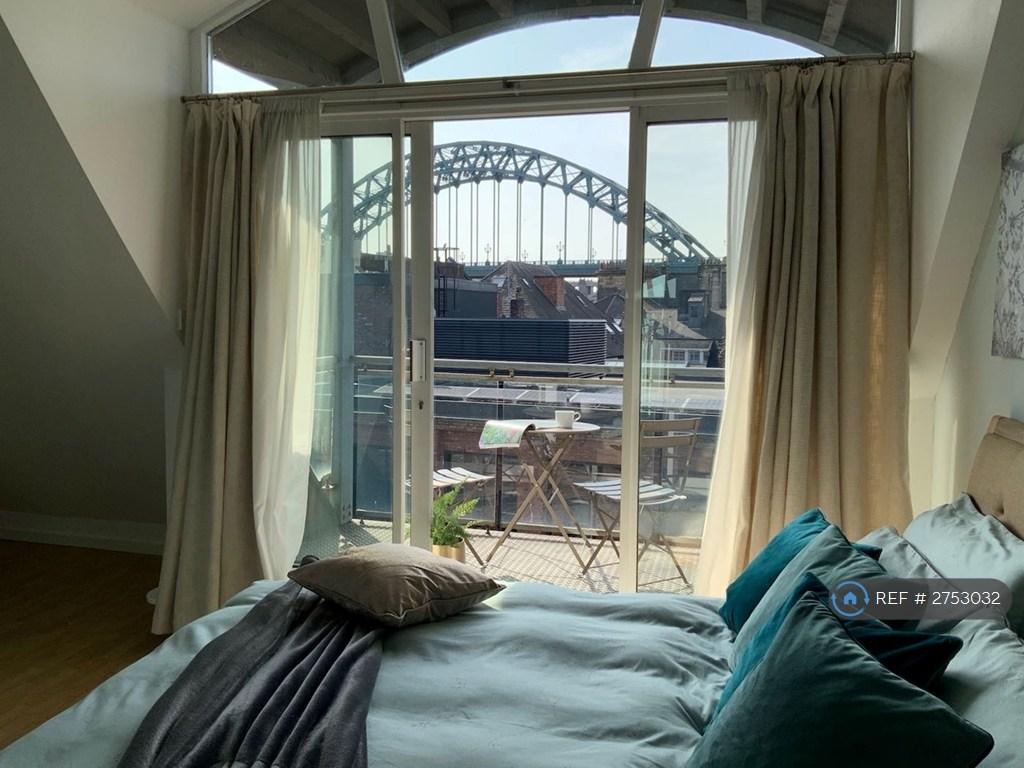 Master Kingsize  Bedroom View Of Tyne Bridge