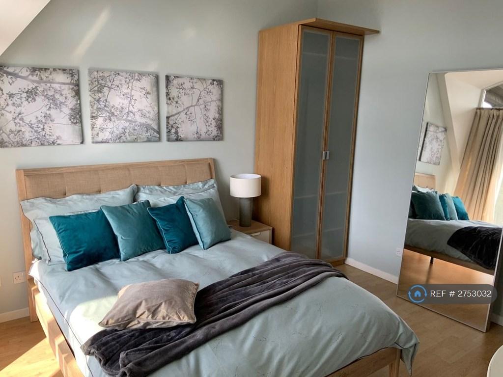 Master Kingsize  Bedroom