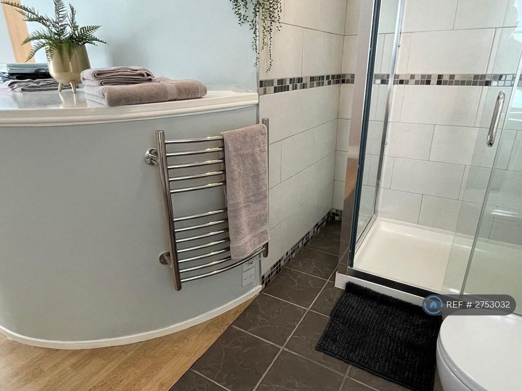 Master Kingsize  Bedroom En-Suite