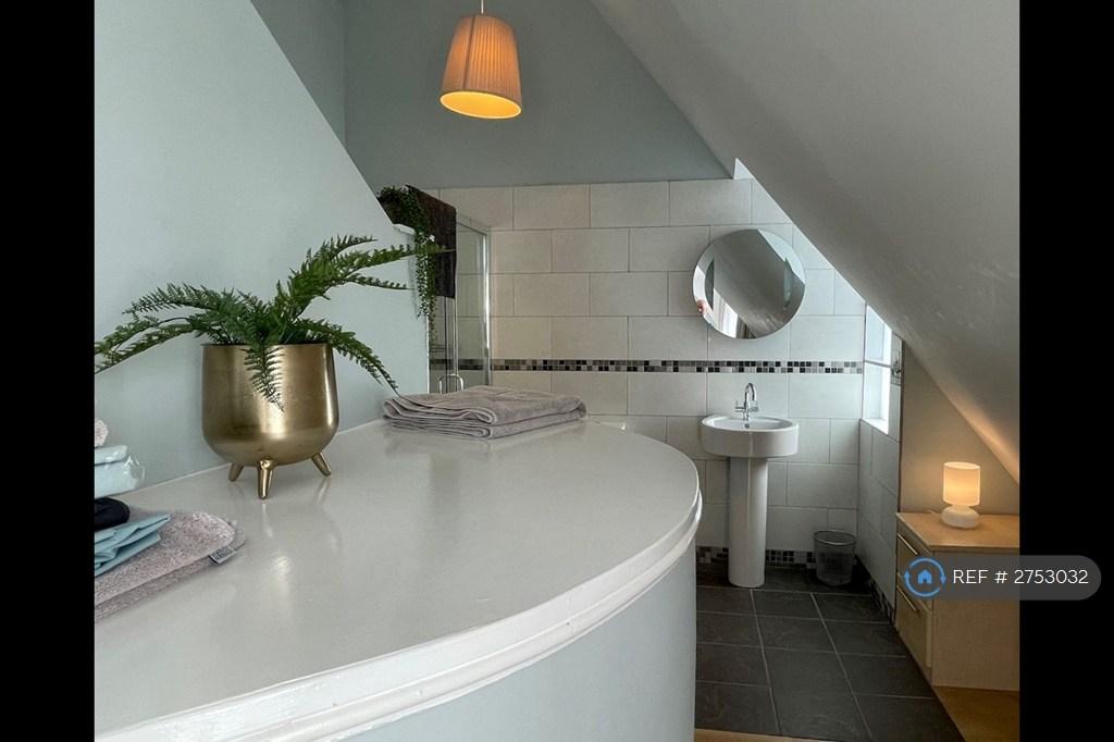 Master Kingsize  Bedroom En-Suite