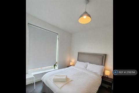 1 bedroom in a flat share to rent, Ridding Lane, Greenford, UB6