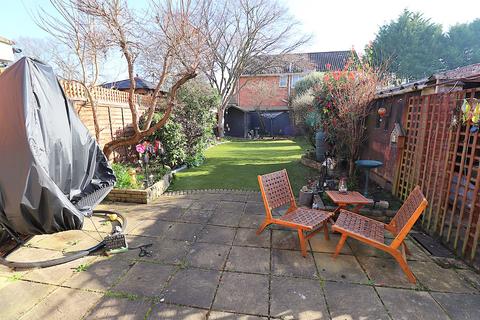 3 bedroom semi-detached house for sale, Chiltern Avenue, Farnborough GU14