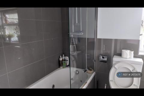 1 bedroom in a house share to rent, Oak Tree Drive, Guildford, GU1