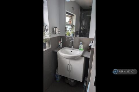 1 bedroom in a house share to rent, Oak Tree Drive, Guildford, GU1