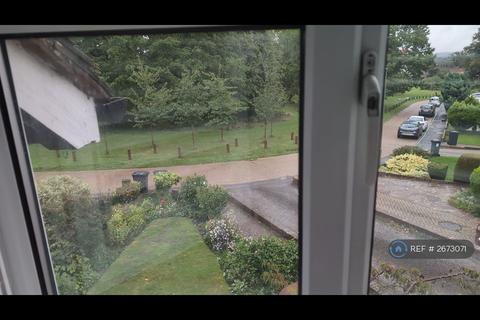 1 bedroom in a house share to rent, Oak Tree Drive, Guildford, GU1