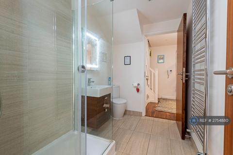 2 bedroom flat to rent, Barnes High Street, London, SW13