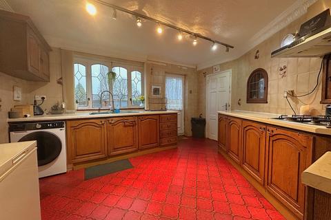 4 bedroom semi-detached house for sale, Kipling Avenue, Wolverhampton WV14