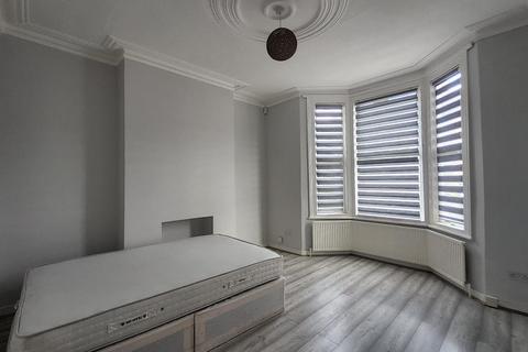 2 bedroom apartment to rent, Drayton Road, London N17