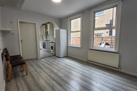 2 bedroom apartment to rent, Drayton Road, London N17