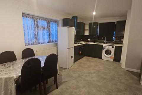 3 bedroom flat to rent - Hepworth Gardens, Barking IG11