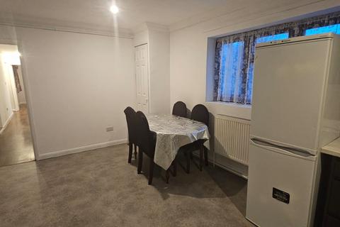 3 bedroom flat to rent, Hepworth Gardens, Barking IG11