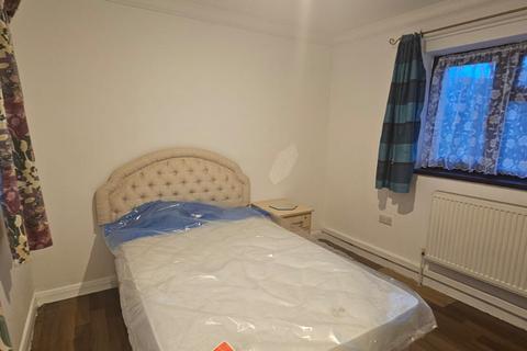 3 bedroom flat to rent, Hepworth Gardens, Barking IG11