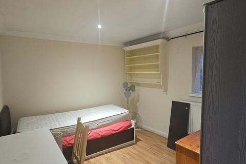 3 bedroom flat to rent, Hepworth Gardens, Barking IG11