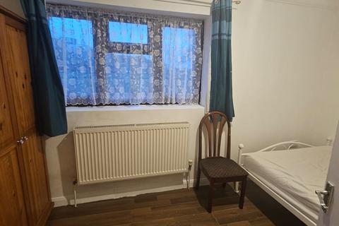 3 bedroom flat to rent, Hepworth Gardens, Barking IG11