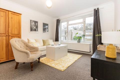 3 bedroom flat to rent, Holroyd Road, Esher KT10