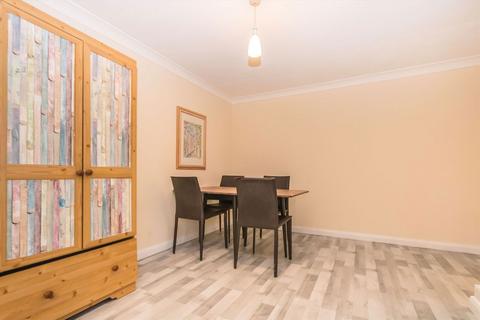 2 bedroom flat to rent, Holroyd Road, Esher KT10
