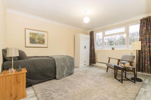 2 bedroom flat to rent, Holroyd Road, Esher KT10
