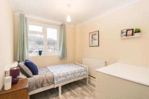 2 bedroom flat to rent, Holroyd Road, Esher KT10