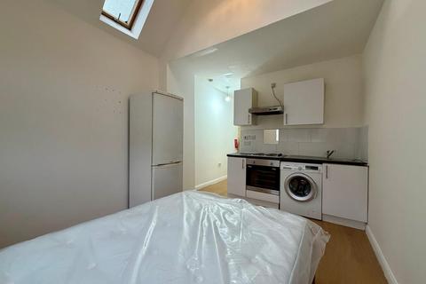 Studio to rent, London SW16