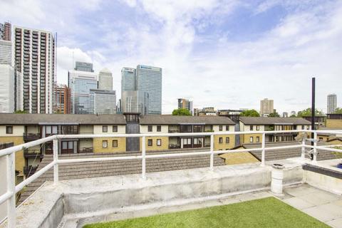 Studio to rent, Cold Harbour, London E14