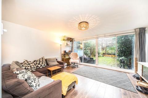 3 bedroom flat to rent, St. Stephens Road, London E3