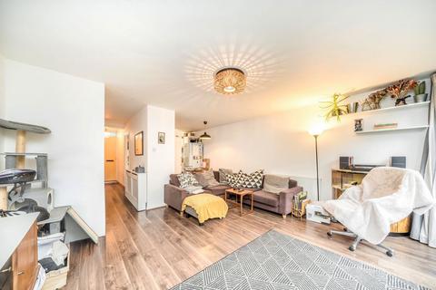 3 bedroom flat to rent, St. Stephens Road, London E3