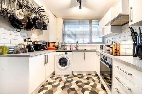 3 bedroom flat to rent, St. Stephens Road, London E3