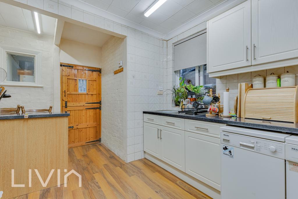 218 Whitehorse Road, CR0 - 8
