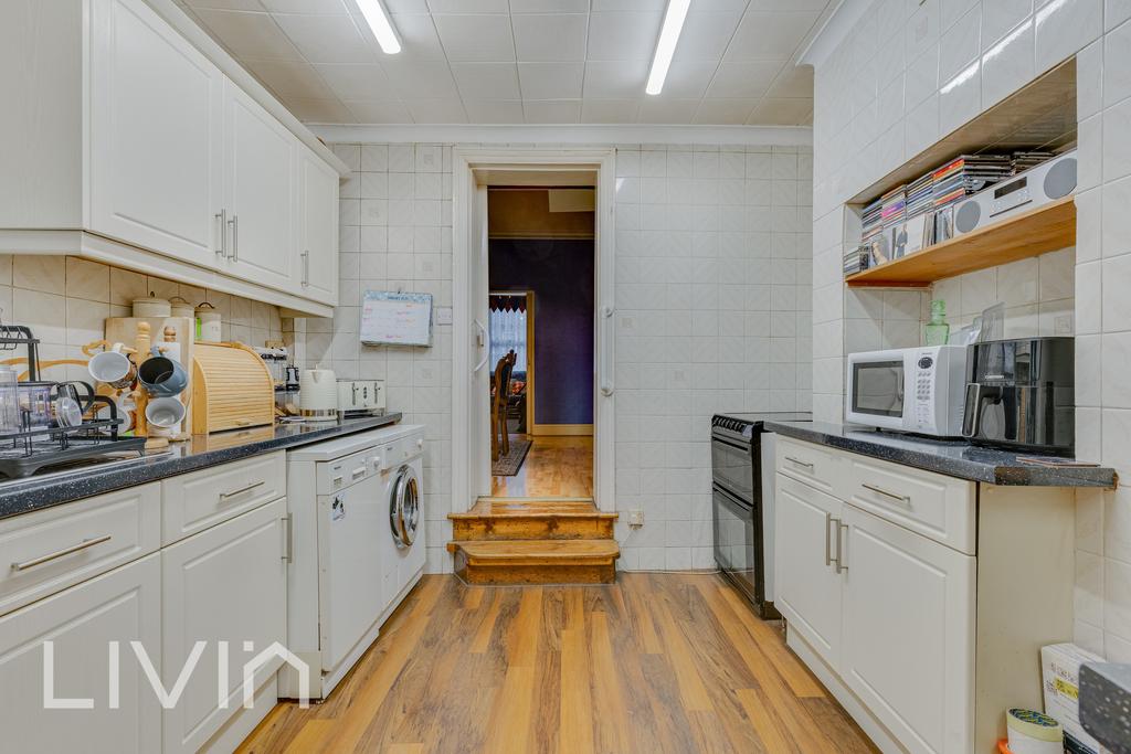 218 Whitehorse Road, CR0 - 9